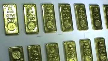 ব্যবসায়ীর পেট থেকে ১২টি গোল্ড বার অপসারণ